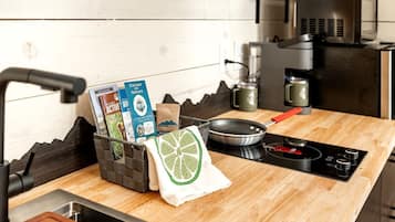 Jääkaappi, mikroaaltouuni, liesi, kahvin-/teenkeitin