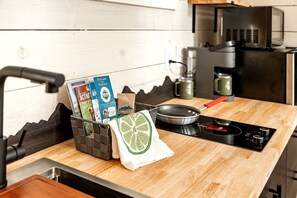 Jääkaappi, mikroaaltouuni, liesi, kahvin-/teenkeitin