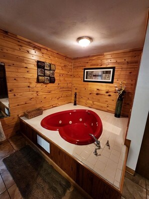 حوض استحمام بنظام ضخ المياه، مجففات شعر، مناشف، صابون