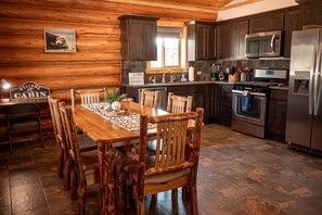 ثلاجة، موقد طهي مسطح، غسالة أطباق، ماكينة لصنع القهوة/الشاي