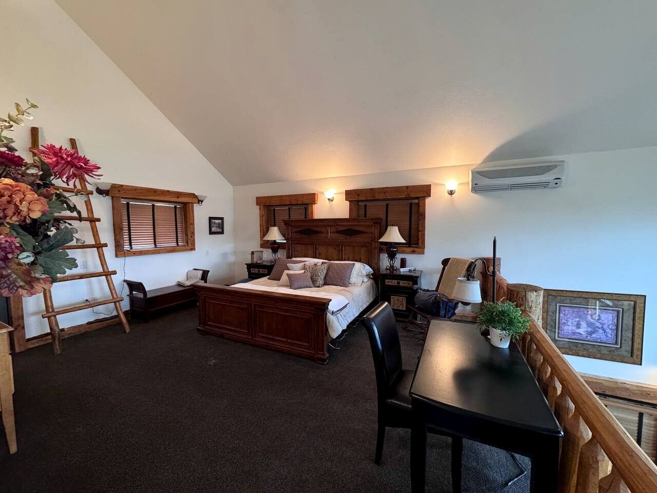 5 bedrooms, desk, WiFi, bed sheets