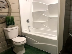 Baignoire à jets, sèche-cheveux, savon, shampoing
