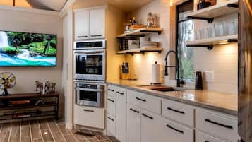 Fridge, microwave, oven, coffee/tea maker