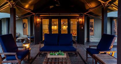 Serenity for Friends: Luxe Tented Cabin and Hot Tub Delight in Hot Springs, AR
