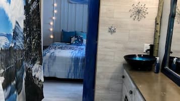 1 chambre, bureau, fer et planche à repasser, lit de bébé portatif