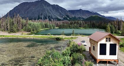 Eco-Friendly Lakefront Tiny House with Views of Panorama Mountain near Denali National Park