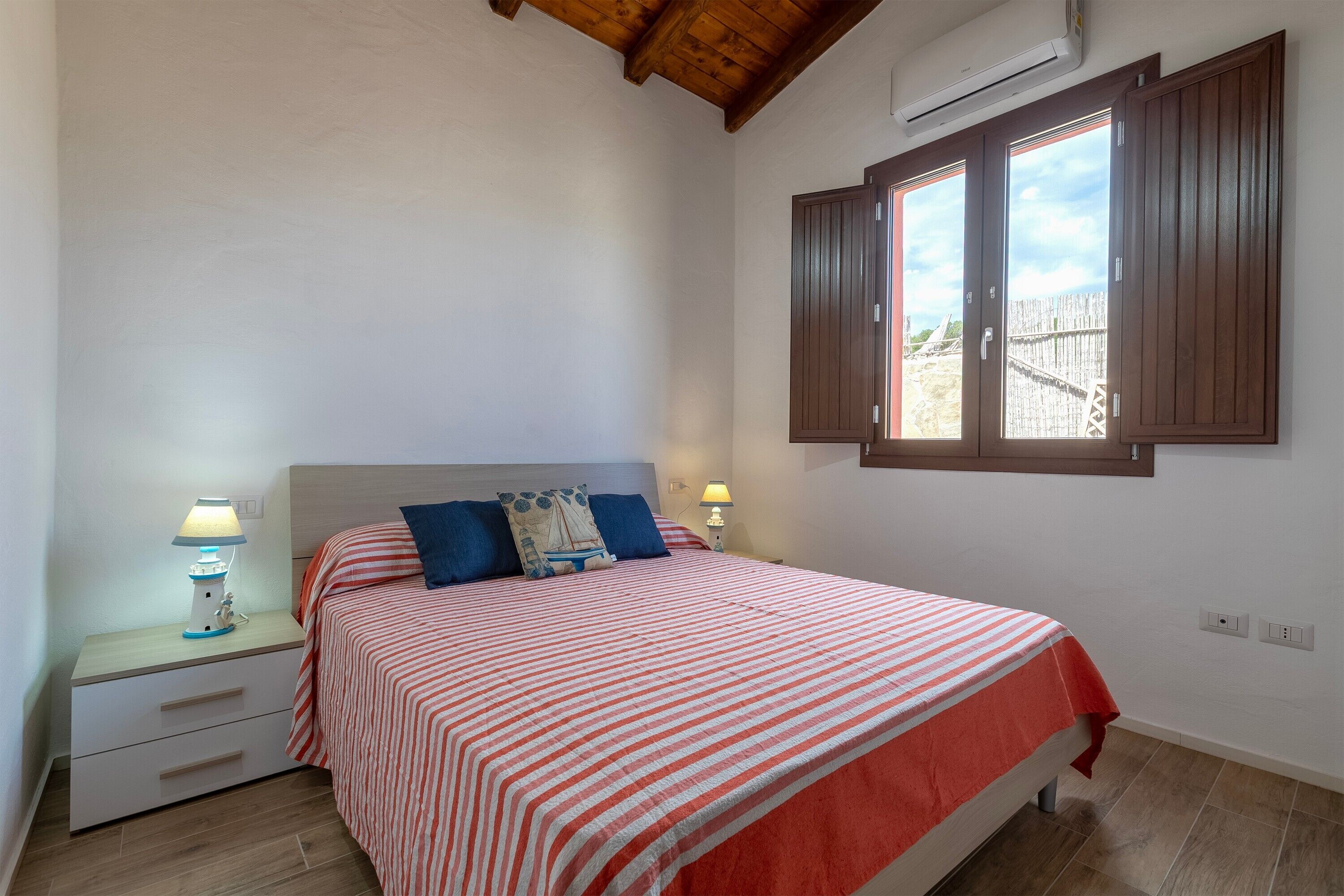 2 bedrooms, bed sheets