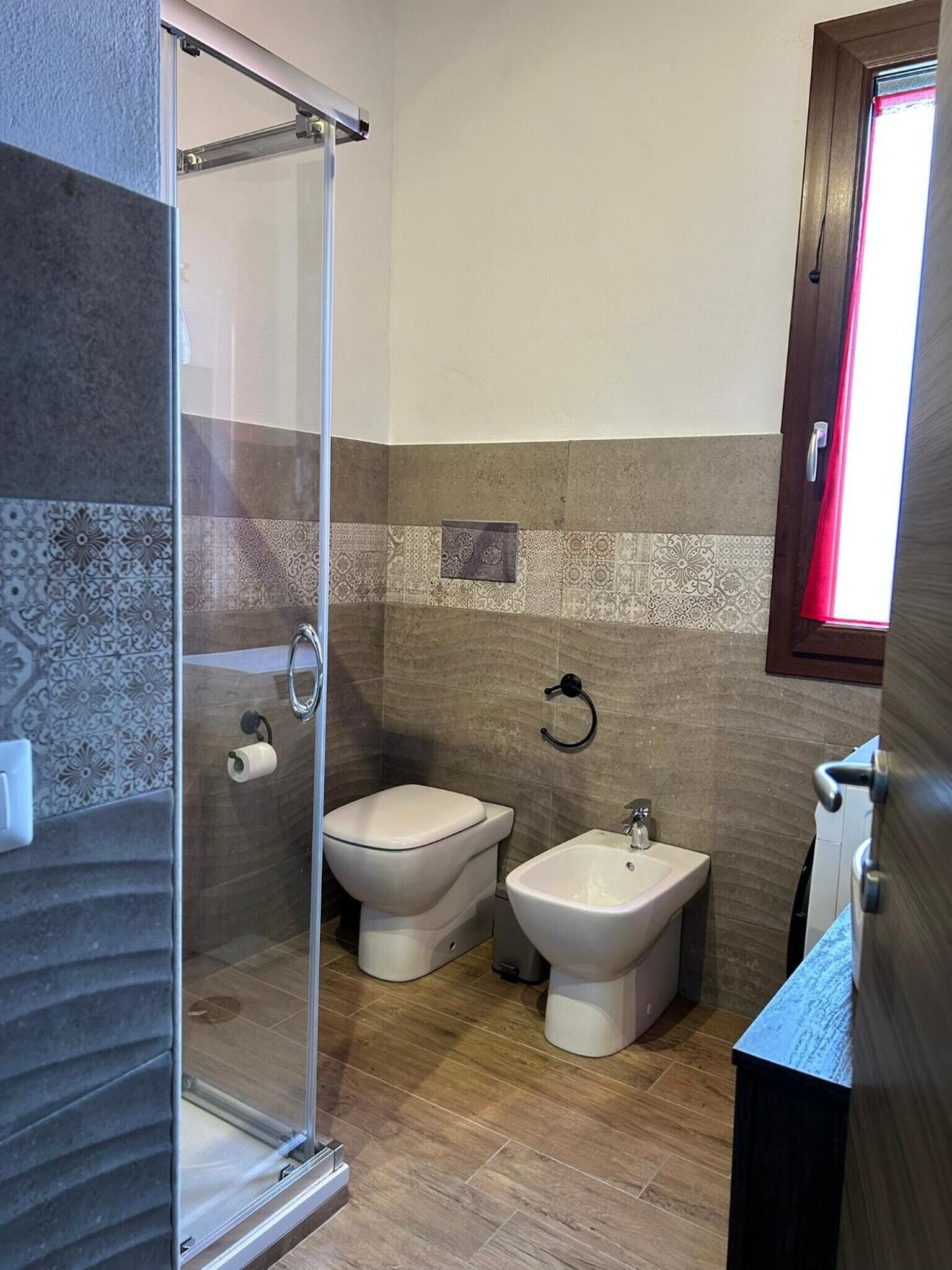 Douche, sèche-cheveux, serviettes fournies