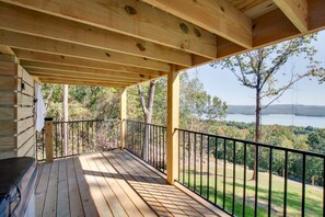 Property grounds - Charming Lake Cabin Retreat with Deck and Hot-Tub in Alabama (Scottsboro)
