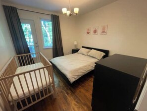 2 bedrooms, iron/ironing board, Internet, bed sheets