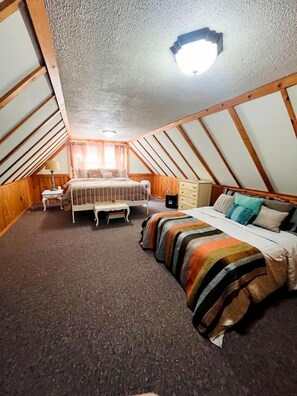 Bureau, fer et planche à repasser, lit parapluie, Wi-Fi