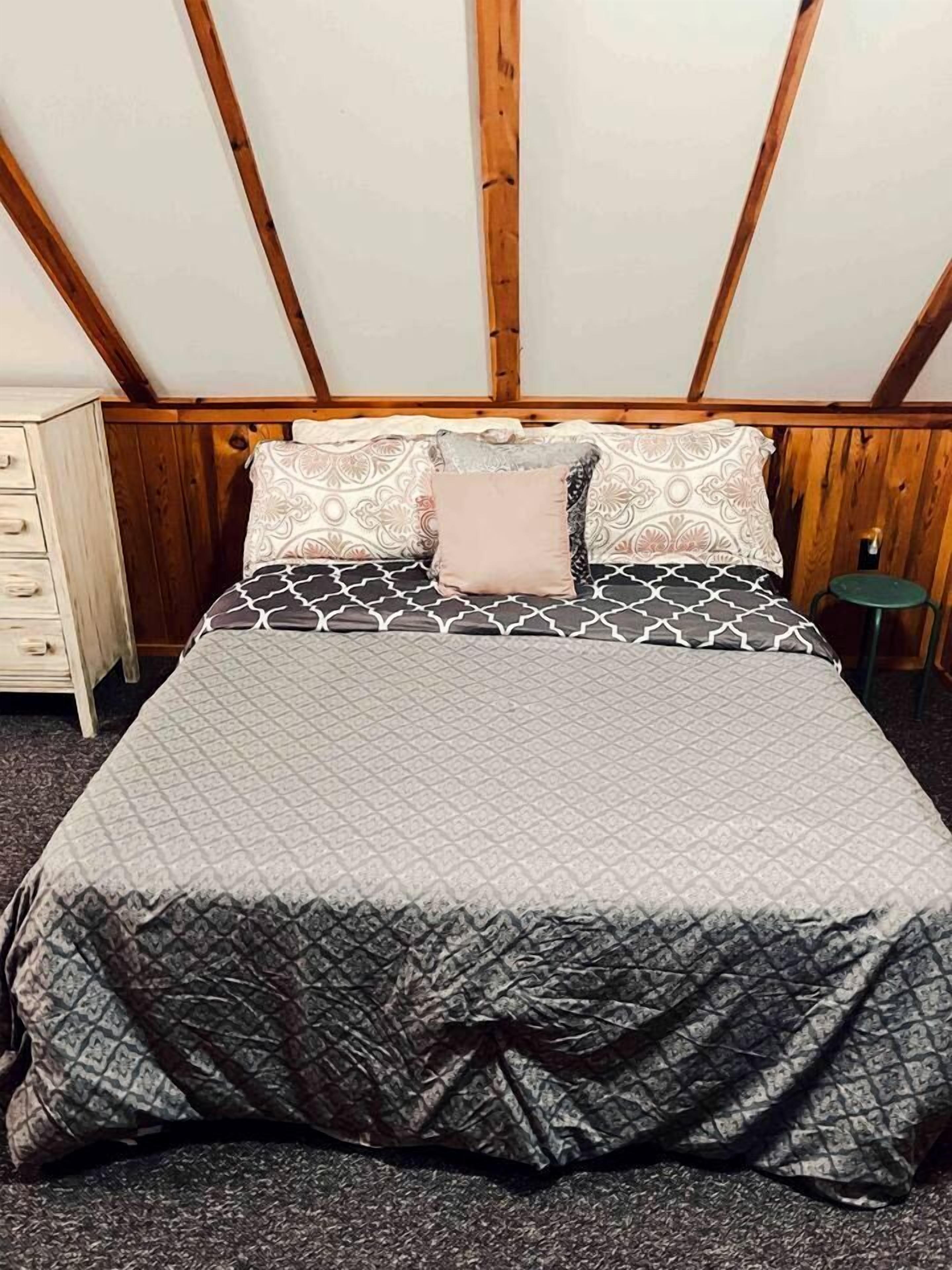 2 bedrooms, desk, iron/ironing board, travel crib