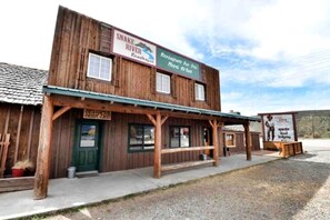 Ein rustikales Holzgebäude mit einem Schild für Snake River Roadhouse und einem Restaurant namens Red Dog.