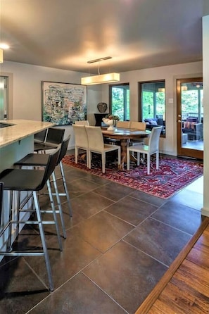 Dining - Lakefront Luxury: Private Water Front Vacation Rental with Views Near Hot Springs, AR (Hot Springs)