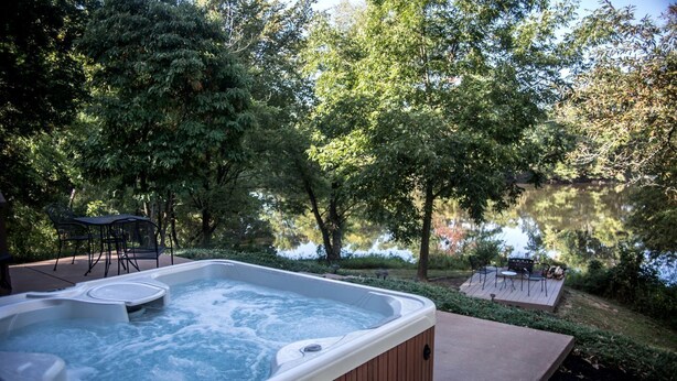 Outdoor dining - Lakefront Cozy Cabin with Hot-tub in Carbondale, Illinois (Carbondale)