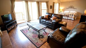 1 bedroom, desk, bed sheets - Lakefront Cozy Cabin with Hot-tub in Carbondale, Illinois (Carbondale)