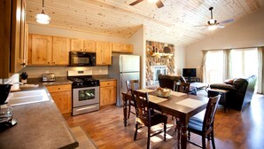 Coffee/tea maker, fridge, microwave, oven - Lakefront Cozy Cabin with Hot-tub in Carbondale, Illinois (Carbondale)