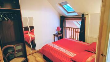 Tabla de planchar con plancha, internet y ropa de cama