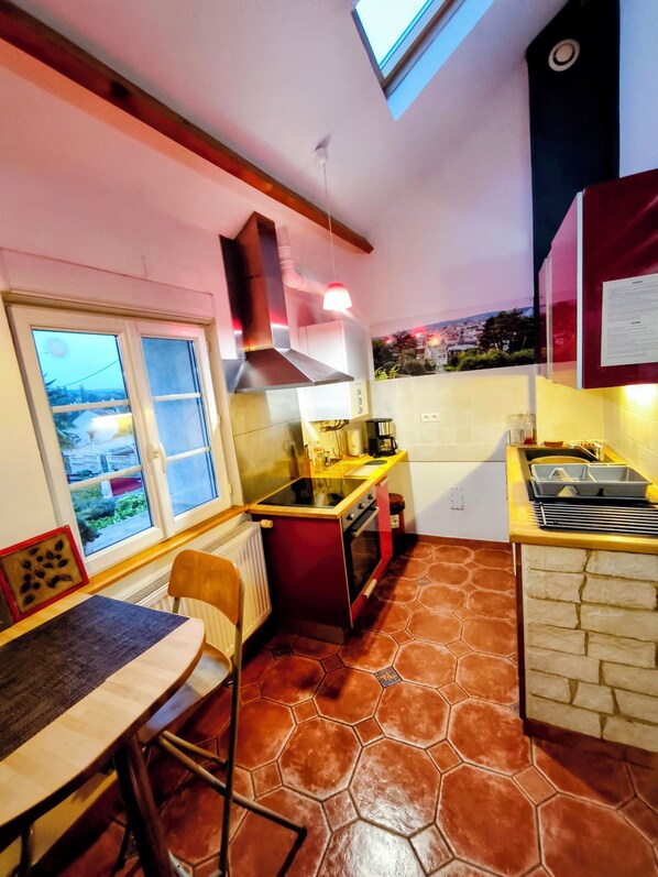 Microwave, oven, stovetop, dishwasher - Le ROOSEVELT, B&B combined with Cave 204 (Château-Thierry)