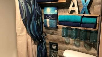 Jetted tub, hair dryer, soap, shampoo