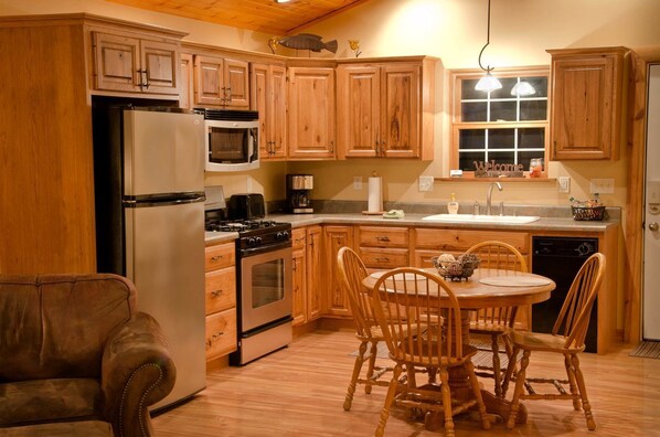 ثلاجة، ميكروويف، موقد طهي مسطح، غسالة أطباق