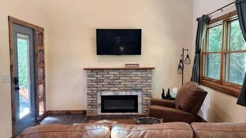 Fernseher, Kamin, DVD-Player