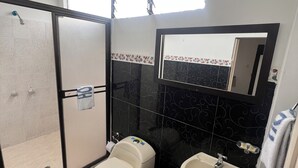 A bathroom with a shower, toilet, and sink. - Hotel Ensueño (Pereira)