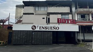 A hotel with a sign reading "ENSUENO HOTEL" and a logo above the name. - Hotel Ensueño (Pereira)