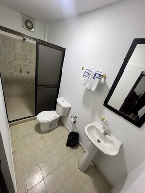 Klassieke kamer, 1 twee- of 2 eenpersoonsbedden | Badkamer | Een douche, gratis toiletartikelen, handdoeken, zeep