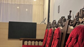 A room with a bed, a wooden headboard, a red upholstered headrest, and a blackboard on the wall. - Hotel Ensueño (Pereira)