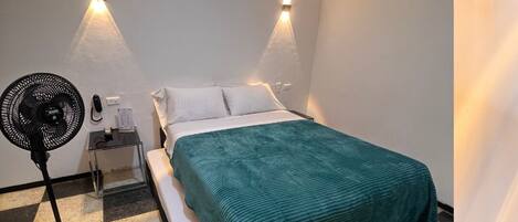 Triple Room | Desk, iron/ironing board, free WiFi