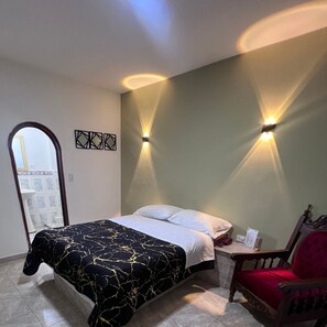 Klassieke kamer, 1 twee- of 2 eenpersoonsbedden | Een bureau, een strijkplank/strijkijzer, gratis wifi