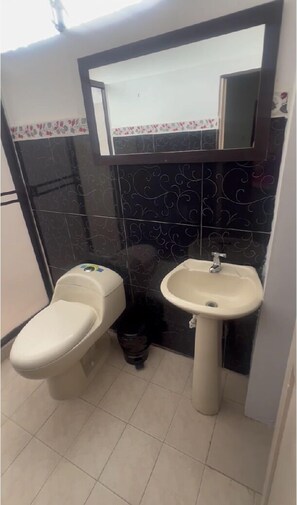 Classic Double or Twin Room | Bathroom | Shower, free toiletries, towels, soap - Hotel Ensueño (Pereira)