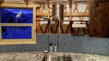 Refrigerador, parrilla de estufa y cafetera y tetera