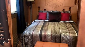 1 chambre, bureau, fer et planche à repasser, lit de bébé portatif