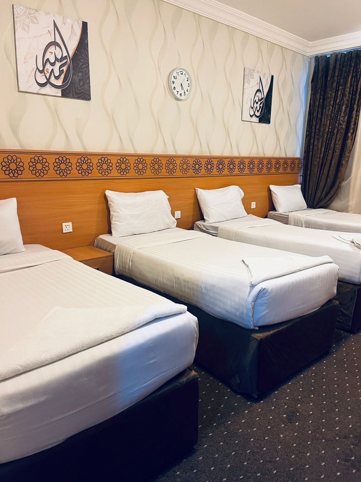 Quadrupla Deluxe | Una scrivania, Wi-Fi gratuito, lenzuola