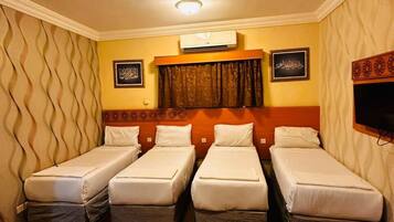 Chambre Quadruple Deluxe | Bureau, Wi-Fi gratuit, draps fournis