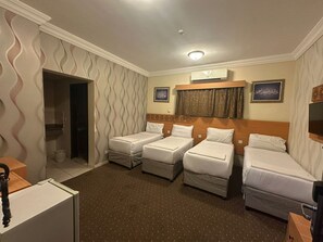 Deluxe Quadruple Room | Desk, free WiFi, bed sheets - Lualuat Ajyad Hotel (Makkah)
