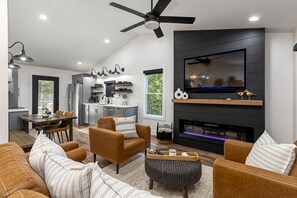 TV, fireplace - Stunning Modern Cabin with Hot-tub in Makanda, illinois (Goreville)