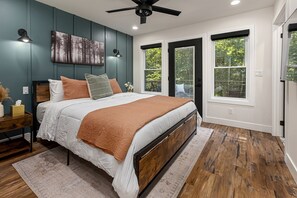 مكتب ومكواة/لوح كي وواي فاي وملاءات أسرّة