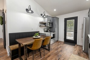 ثلاجة، ميكروويف، موقد طهي مسطح، غسالة أطباق