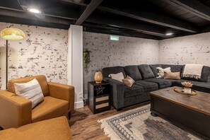 TV, fireplace - Stunning Modern Cabin with Hot-tub in Makanda, illinois (Goreville)