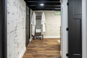 Interior - Stunning Modern Cabin with Hot-tub in Makanda, illinois (Goreville)