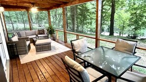 Outdoor dining - Outstanding Lakefront Cottage with Fire Pit in Cadiz, Kentucky (Cadiz)