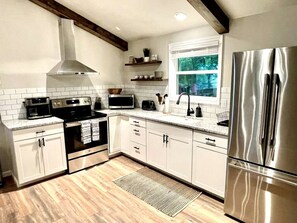 Refrigerador, microondas, parrilla de estufa y cafetera y tetera