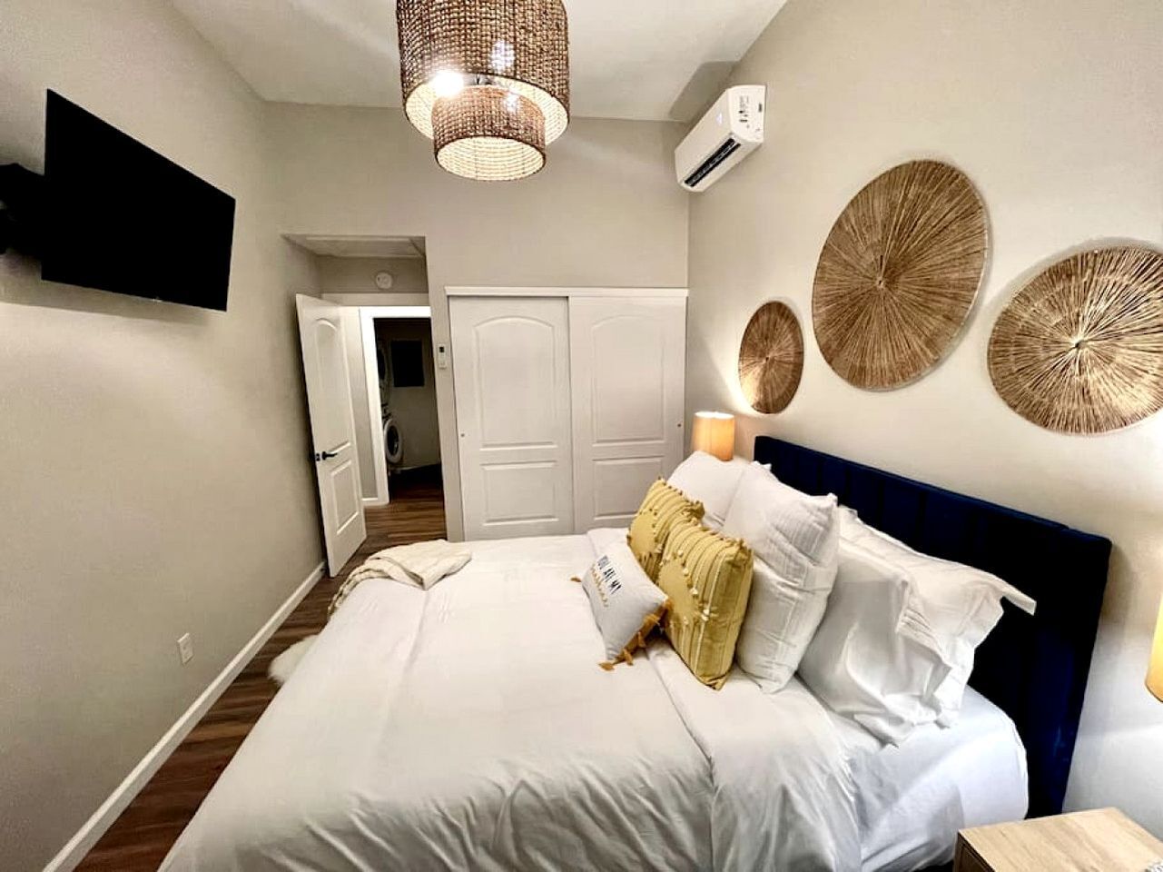 1 dormitorio, escritorio, tabla de planchar con plancha y wifi