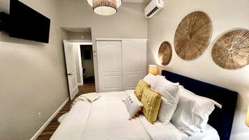 1 dormitorio, escritorio, tabla de planchar con plancha y wifi