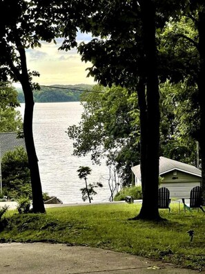 Property grounds - Outstanding Lakefront Cottage with Fire Pit in Cadiz, Kentucky (Cadiz)
