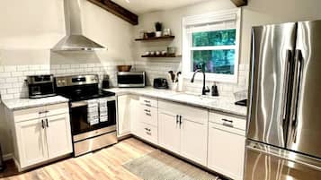 Coffee/tea maker, fridge, microwave, oven
