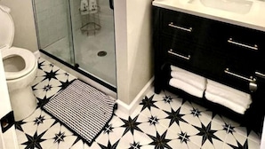 Hair dryer, soap, shampoo - Outstanding Lakefront Cottage with Fire Pit in Cadiz, Kentucky (Cadiz)